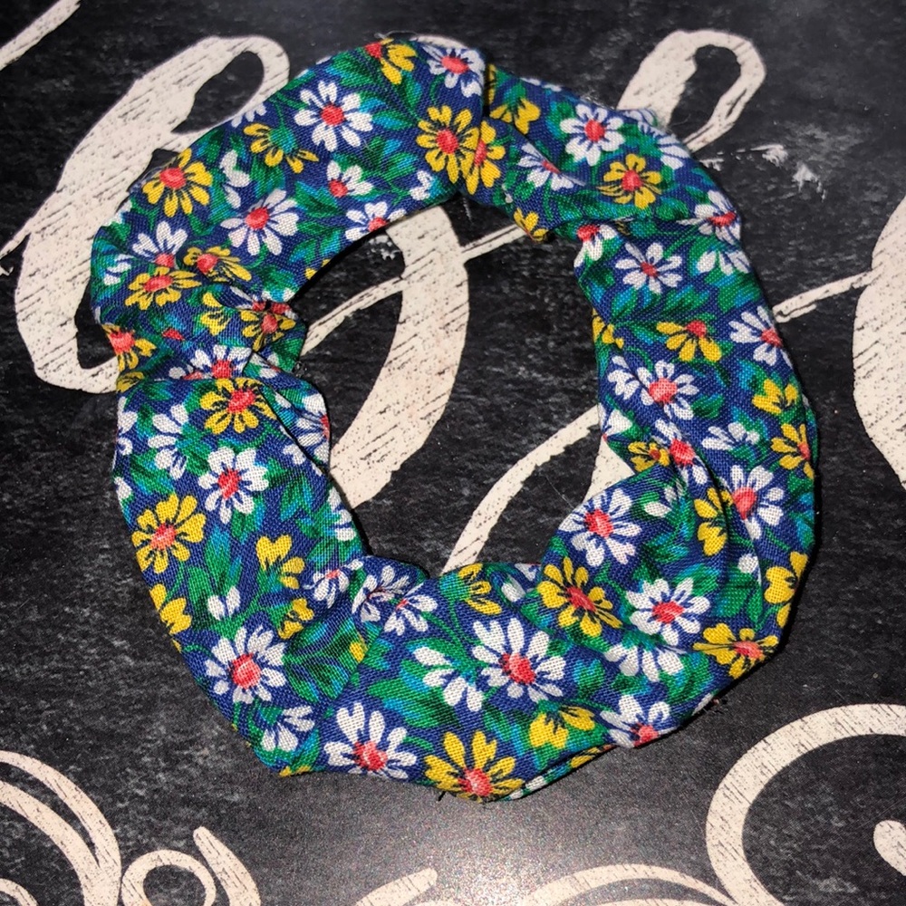 Daisy Flower Scrunchie